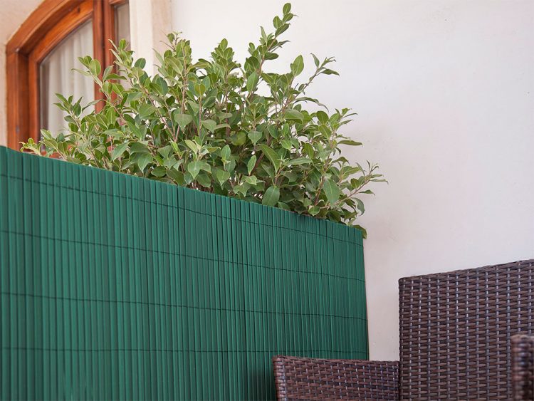 Cañizo PVC doble cara decorativo color intenso aspecto moderno jardín